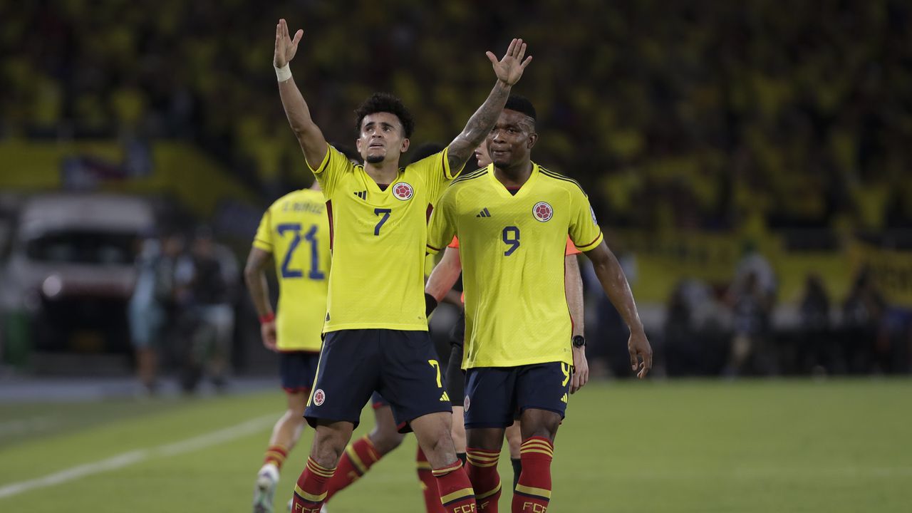 Luis Díaz de Colombia celebra su gol contra Brasil durante un partido de fútbol de clasificación para la Copa Mundial de la FIFA 2026 en el estadio Roberto Meléndez en Barranquilla, Colombia, el jueves 16 de noviembre de 2023. (Foto AP/Iván Valencia)
