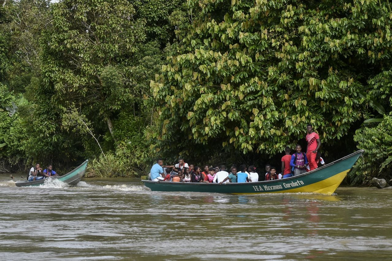 People are transported in a boat on the Micay River in the rural area of the municipality of Lopez de Micay, department of Cauca, western Colombia near the Pacific Ocean, on November 6, 2018. (Photo by Luis ROBAYO / AFP)