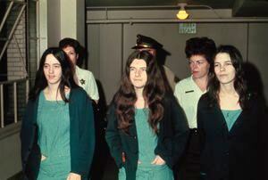 Miembros de la familia Manson y sospechosos de asesinato Susan Atkins, Patricia Krenwinkle y Leslie van Houton.