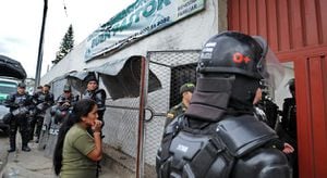 En abril los menores retenidos protagonizaron cuatro motines en los centros de reclusión de la capital del Valle del Cauca.  El saldo de los disturbios fue trágico: tres adolescentes muertos, una decena heridos y 68 fugados. 