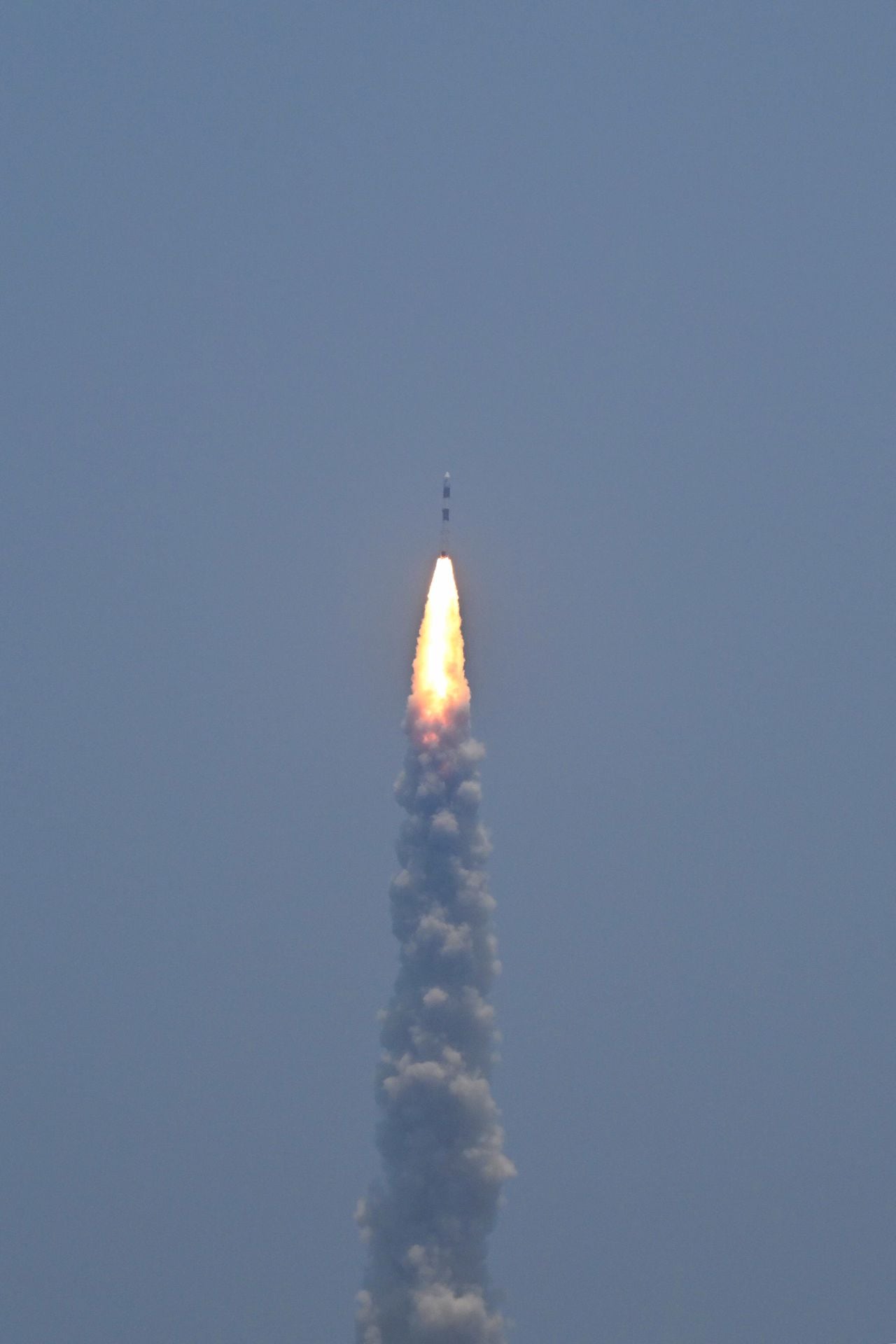 El cohete PSLV XL que transporta la nave espacial Aditya-L1, el primer observatorio indio espacial que estudia el Sol, se lanza desde el Centro Espacial Satish Dhawan en Sriharikota.