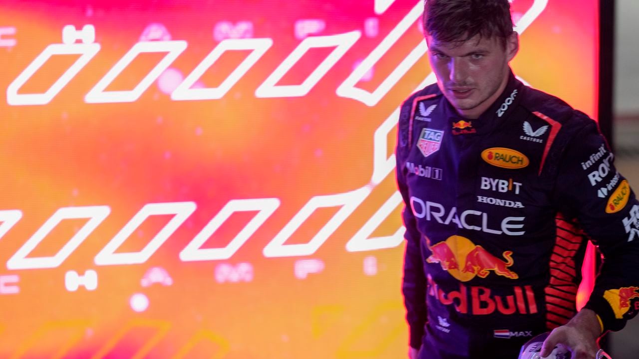 El piloto de Red Bull Max Verstappen reacciona tras convertirse en campeón del mundo por tercer año consecutivo al quedar segundo en el sprint del fin de semana del Gran Premio de Qatar el sábado 7 de octubre del 2023. (AP Foto/Darko Bandic)
