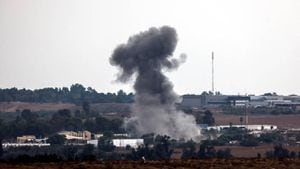 Un cohete lanzado desde la Franja de Gaza alcanza una zona cercana a Sederot, en el sur de Israel.