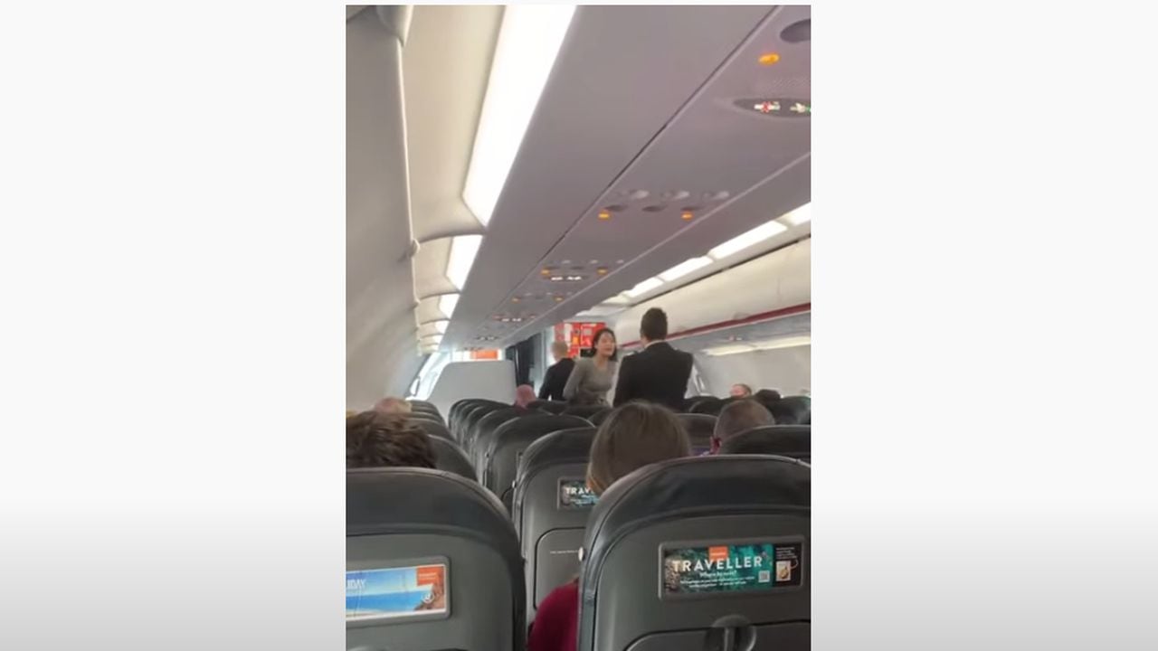 Mujer sin tapacobas tose en un avión de EasyJet