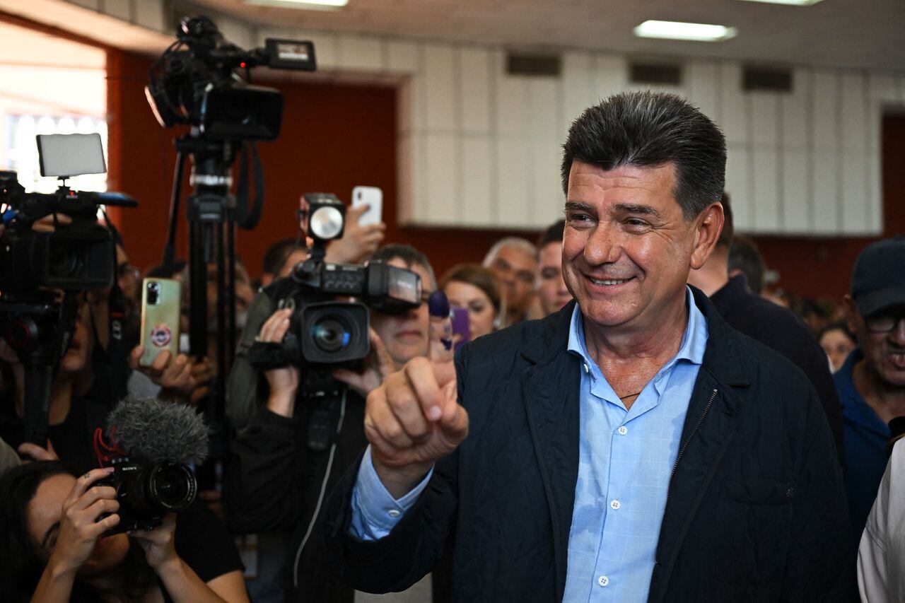 El candidato presidencial paraguayo por la Coalición por un Nuevo Paraguay, Efraín Alegre, después de emitir su voto.