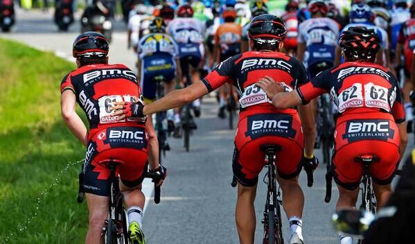 Ciclistas del BMC.