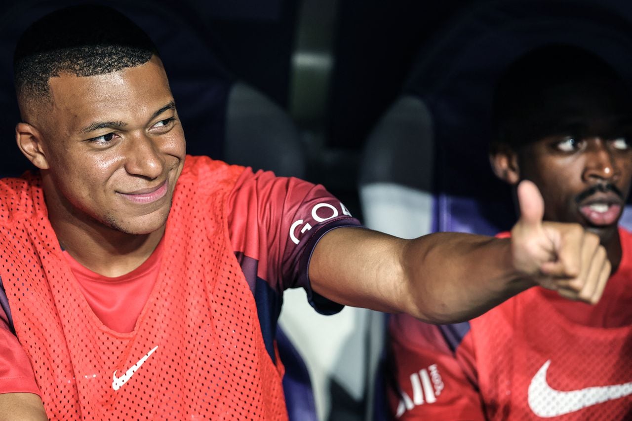 Paris Saint-Germain's French forward #07 Kylian Mbappe gives the thumb-up as he sits on the bench for the start of the French L1 football match between Toulouse FC and Paris Saint-Germain (PSG) at The TFC Stadium in Toulouse, southwestern France, on August 19, 2023. (Photo by Charly TRIBALLEAU / AFP)