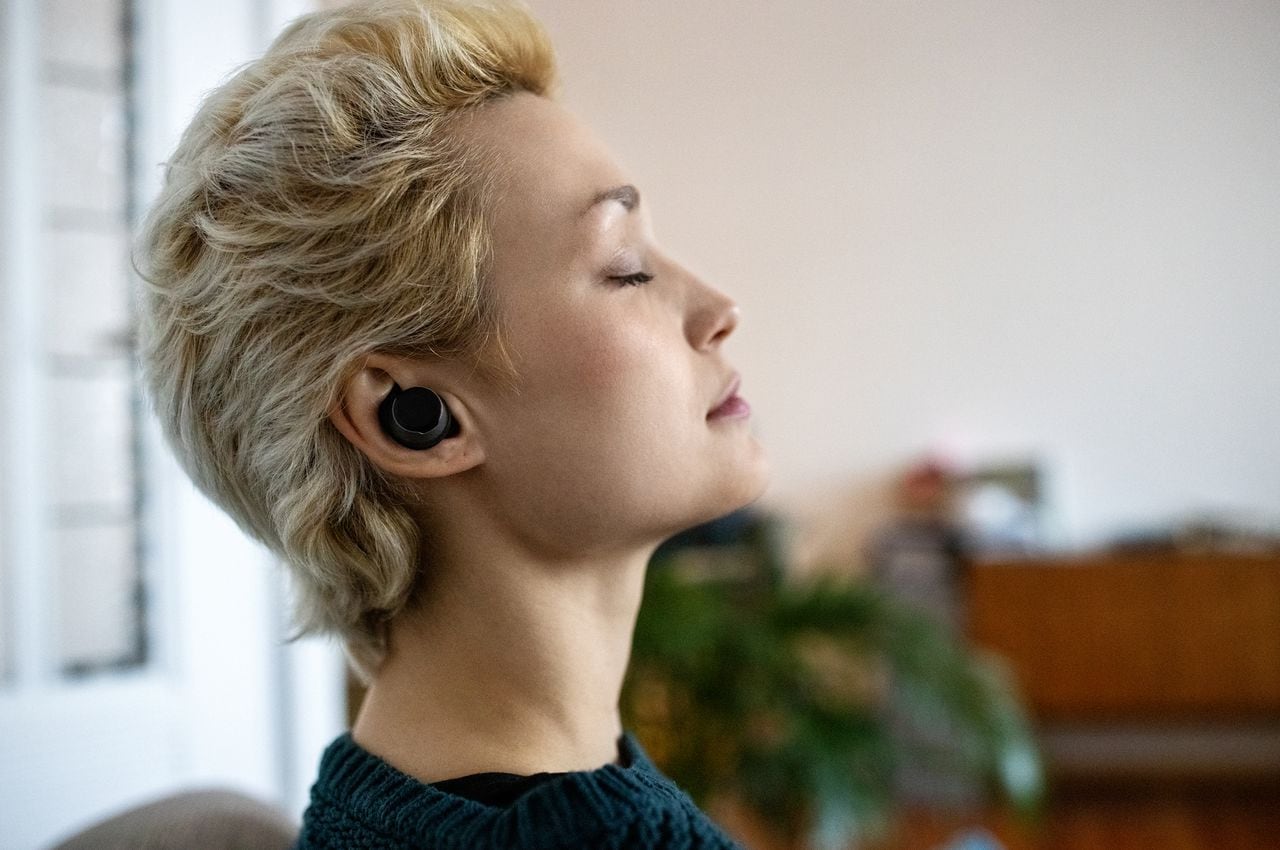 Los audífonos inalámbricos cuentan con funciones de cancelación de ruido que ayudan a escuchar mejor la música.