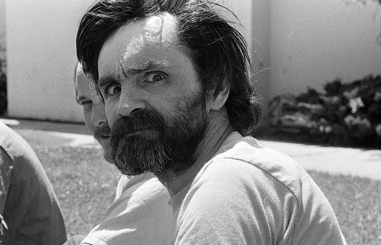 El criminal estadounidense Charles Manson, el hombre que asesinó a Sharon Tate, en el Centro Médico de California, Vacaville, condado de Solano, California, EE. UU., agosto de 1980
