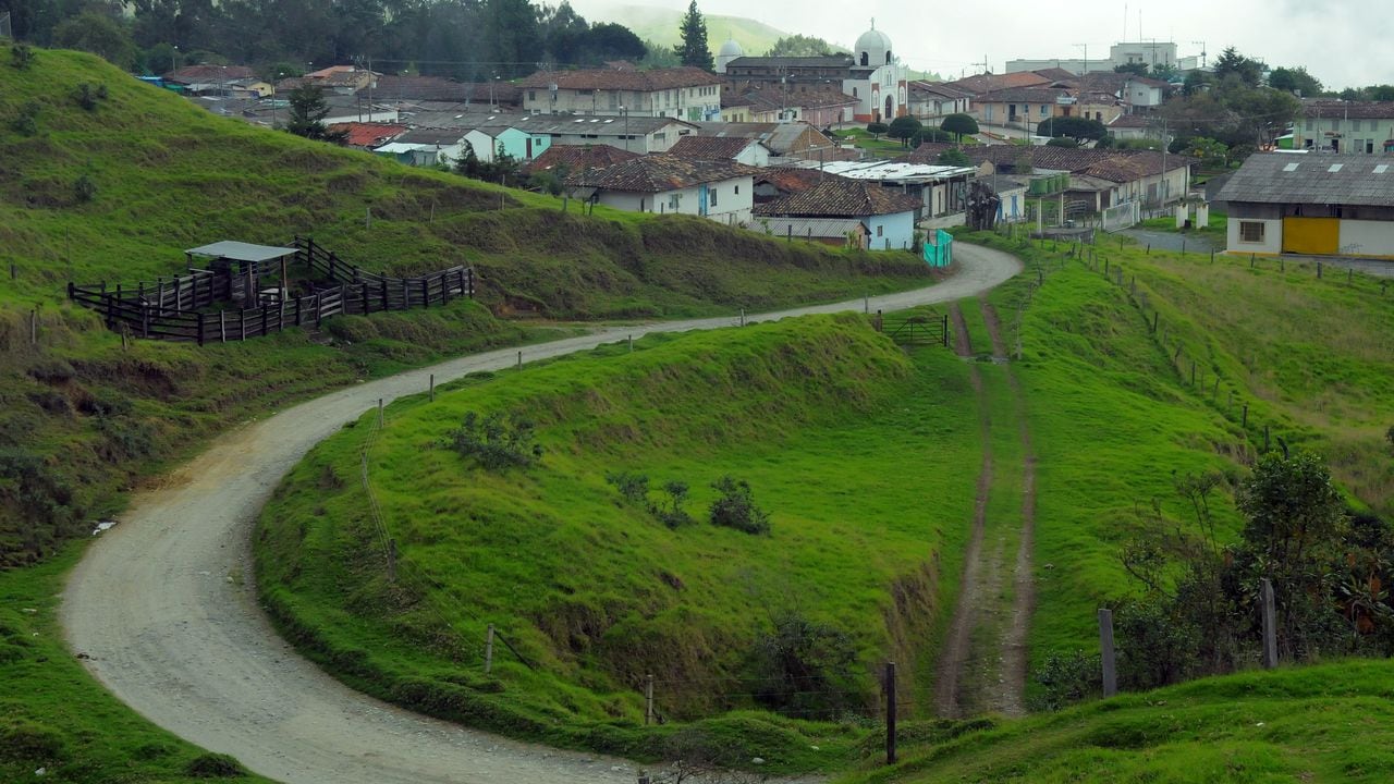Vías terciarias del departamento del Valle del Cauca. En la fotos vías de Peñas Blancas y Barragán.