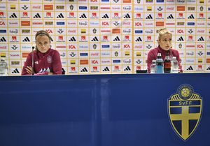 Las jugadoras de la selección nacional femenina de fútbol de España, Irene Paredes, izquierda, y Alexia Putellas, asisten a una conferencia de prensa en Gotemburgo, Suecia, antes del partido de fútbol de la Liga de Naciones de la UEFA contra Suecia, el jueves 21 de septiembre de 2023. (Bjorn Larsson Rosvall/Agencia de Noticias TT vía AP)