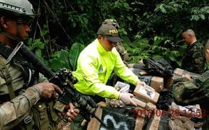 Miembros de la Policía Antinarcóticos de Colombia mientras incautan mas de cinco toneladas de cocaína en Tumaco, Nariño.