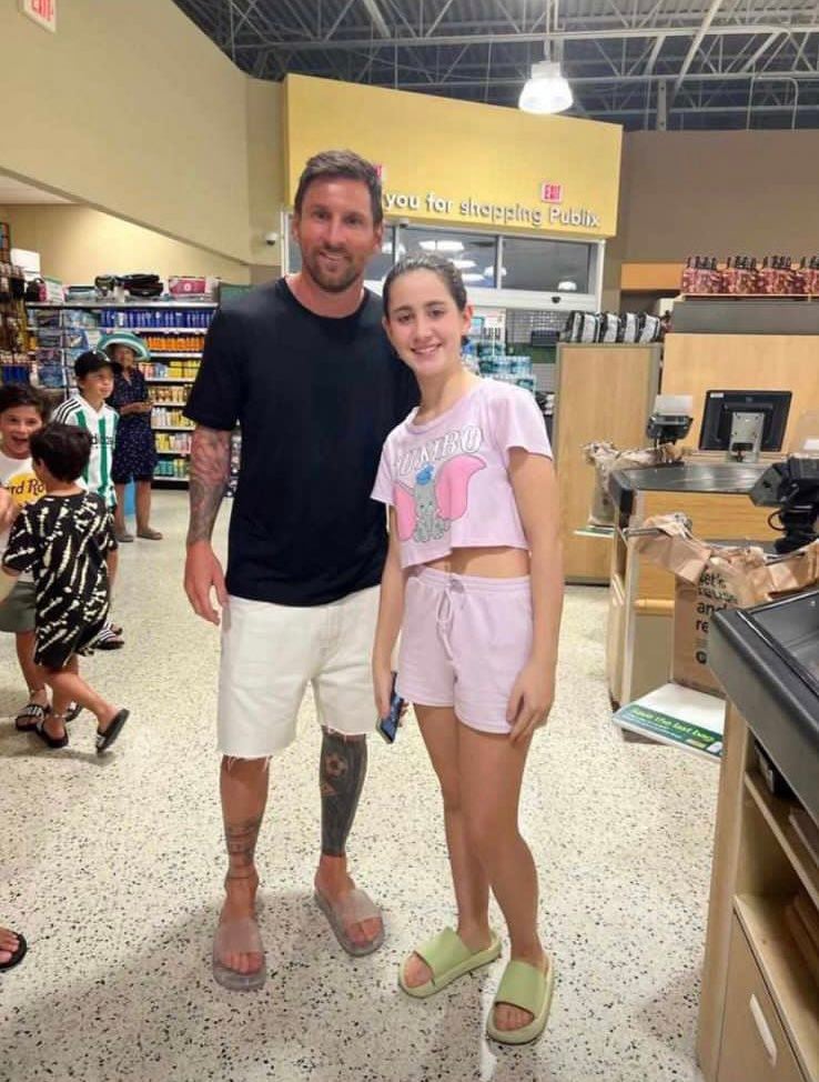 Una aficionada se tomó una foto con el astro argentino Lionel Messi en un supermercado.