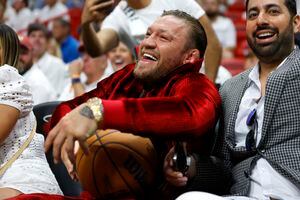 Conor McGregor asiste al Juego Cuatro de las Finales de la NBA de 2023 entre los Denver Nuggets y el Miami Heat en el Kaseya Center el 9 de junio de 2023 en Miami, Florida. Mike Ehrmann/Getty Images/AFP (Photo by Mike Ehrmann / GETTY IMAGES NORTH AMERICA / Getty Images via AFP)