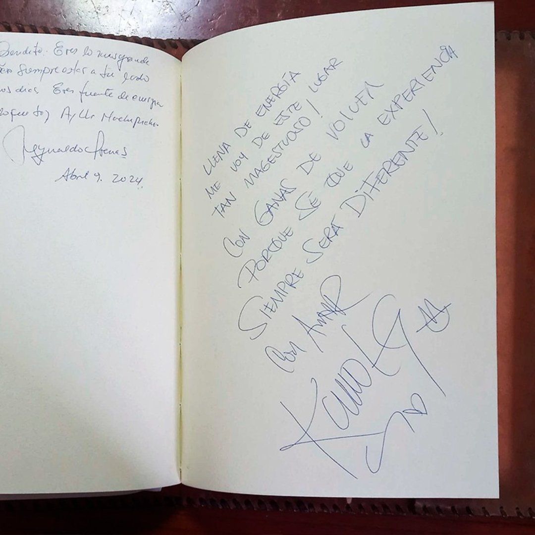 Karol G  dejó polémico mensaje en el libro de personalidades tras su visita a Machu Picchu, en Perú.