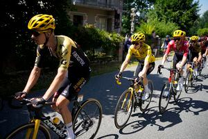 El danés Jonas Vingegaard, en el centro, con el maillot amarillo de líder general, recorre con su equipo la novena etapa de la carrera ciclista del Tour de Francia de más de 182,5 kilómetros (113,5 millas) con inicio en Saint-Leonard-de-Noblat y final en Puy de Dome, Francia, domingo 9 de julio de 2023. (Foto AP/Daniel Cole)