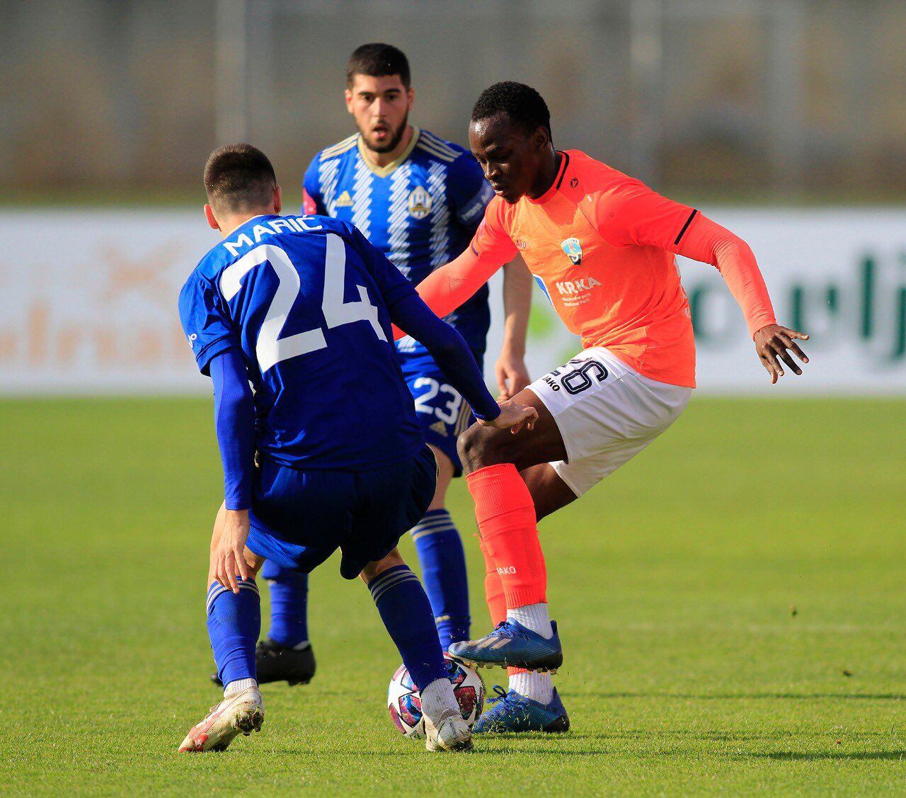 Marcos Mina es presionado por dos rivales, mientras jugaba para el HNK Sibenik.