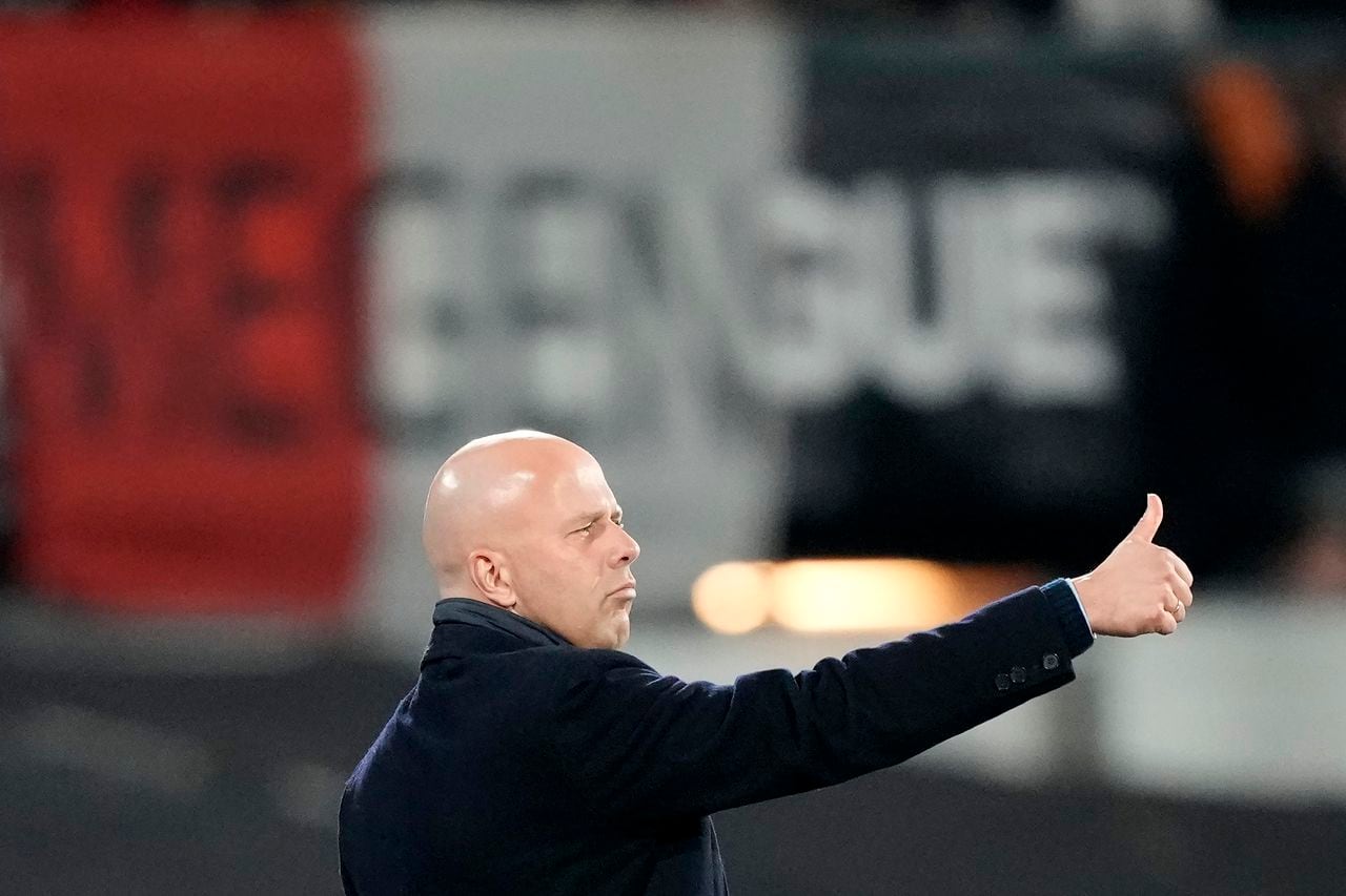 El entrenador de Feyenoord Arne Slot durante el partido contra la Roma por la Liga Europa, el jueves 15 de febrero de 2024, en Rotterdam. (AP Foto/Peter Dejong, archivo)