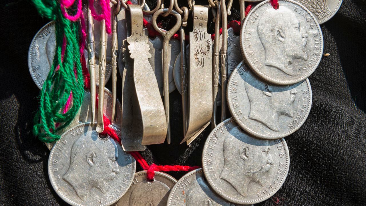 La antigua tradición del Feng Shui ha integrado el collar de monedas como un amuleto de buena suerte, simbolizando la prosperidad y la abundancia en todas las áreas de la vida.
