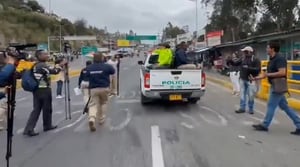 A esa camioneta de la Policía fue subido Henry Loaiza Montoya para su posterior traslado aéreo hasta Bogotá.
