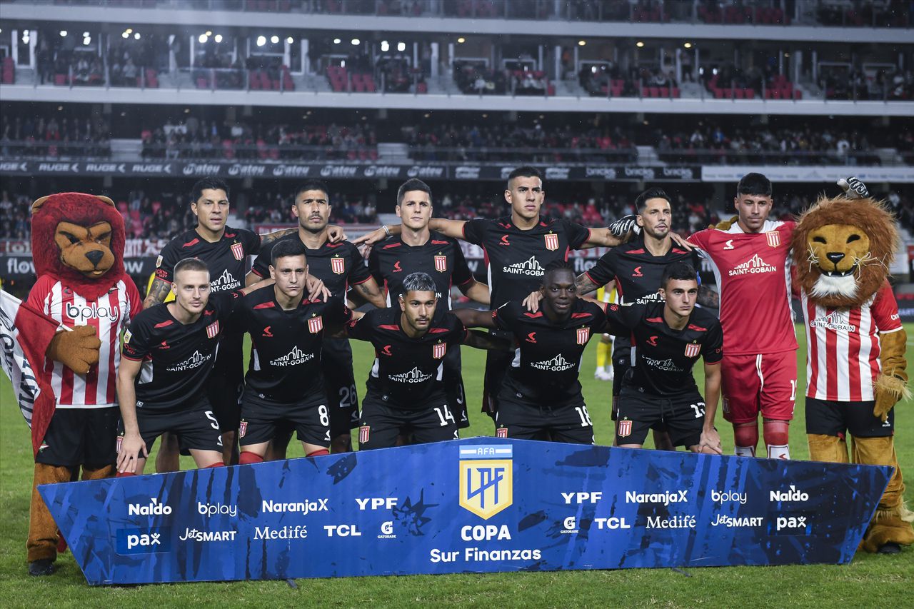 Cetré (abajo, segundo, de derecha a izquierda) fue titular en la victoria de Estudiantes ante Boca.