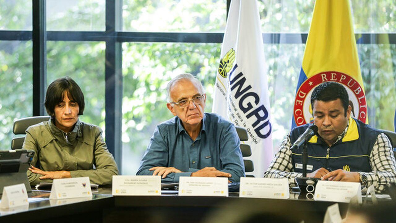 La ministra de Ambiente Susana Muhamad, el ministro de Defensa, Iván Velazquez y el ministro del Interior, Luis Fernando Velazco, participan de un PMU nacional para evaluar las emergencias que se presentan en el país.