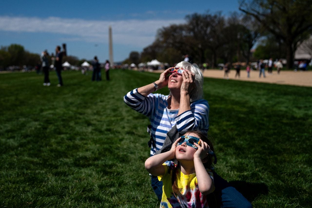 WASHINGTON, DC - APRIL 8: Barbara McLaughlin from Washington, DC, ven el eclipse juntos como una familia.   Kent Nishimura/Getty Images/AFP (Photo by Kent Nishimura / GETTY IMAGES NORTH AMERICA / Getty Images via AFP)