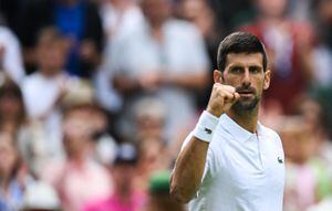 Novak Djokovic celebra después de ganar el partido de primera ronda en Wimbledon contra Pedro Cachin de Argentina.