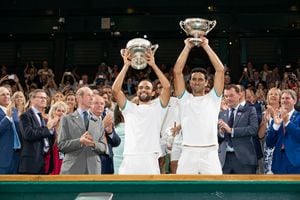 Robert Farah y Juan Sebastián Cabal levantando el título de dobles en Wimbledon
