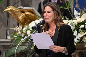 Lina Botero, hija del artista colombiano Fernando Botero, habla durante la ceremonia fúnebre en la Catedral central de la ciudad de Pietrasanta, en la región de Toscana, el 7 de octubre de 2023. (Foto de Andreas SOLARO / AFP)