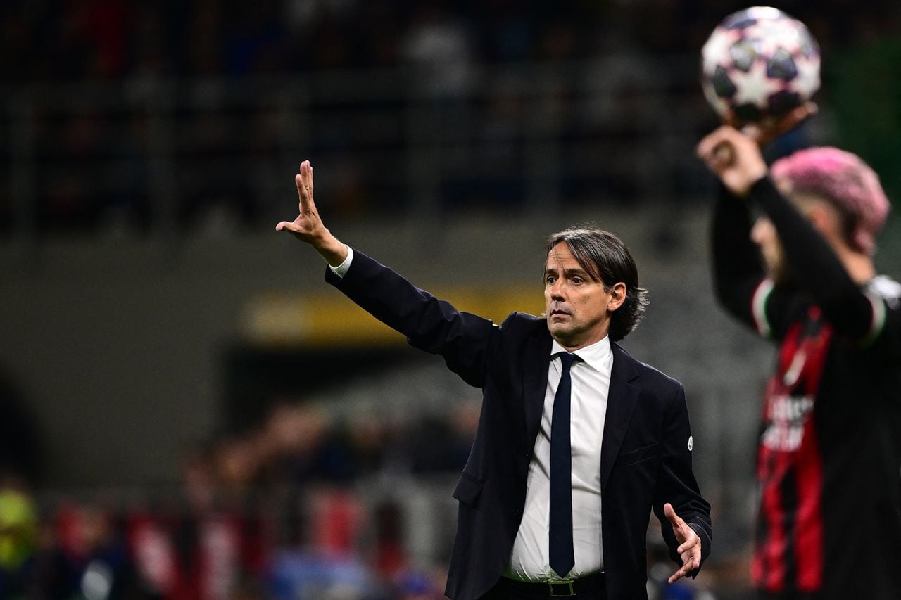 Inter Milan's Italian head coach Simone Inzaghi gives instructions during the UEFA Champions League semi-final first leg football match between AC Milan and Inter Milan, on May 10, 2023 at the San Siro stadium in Milan. (Photo by Marco BERTORELLO / AFP)