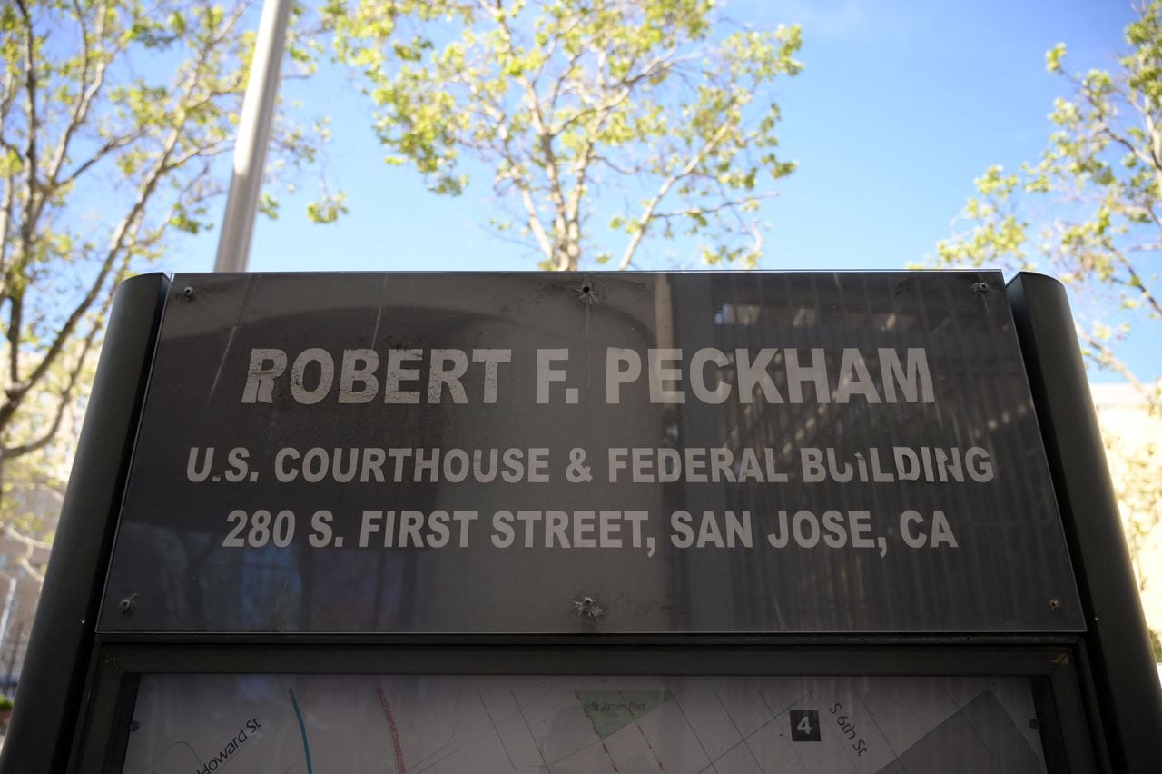 Una amplia comitiva de medios aguardaba desde temprano en la entrada del edificio federal Robert F. Peckham esperando la entrega de Toledo.