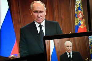 El presidente de Rusia, Vladímir Putin, se ve en dos pantallas durante su mensaje a la nación después de que Yevgeny Prigozhin, propietario de la compañía militar privada Grupo Wagner, pidiera una rebelión armada y llegara a la ciudad sureña de Rostov del Don con sus tropas en Moscú