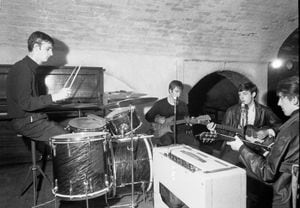 En 2022, Paul y Ringo se dispusieron a completar la canción. Además de la voz de John, ‘Now And Then’ incluye guitarra eléctrica y acústica grabada por George. Imagen de 1962.