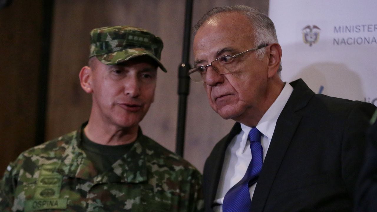 Mayor General Luis Mauricio Ospina Gutiérrez, Comandante del Ejército Nacional (Izquierda), Iván Velásquez, Ministro de Defensa (derecha).