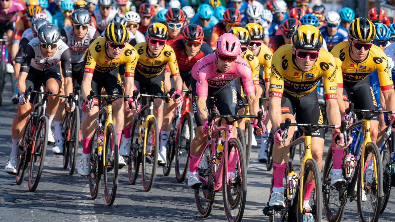 ROME, ITALY - 2023/05/28: General view of the peloton competing in downtown Rome during the 106th Giro d'Italia 2023. 106th Giro d'Italia 2023, Stage 21 a 126km stage from Rome to Rome / #UCIWT. (Photo by Stefano Costantino/SOPA Images/LightRocket via Getty Images)
