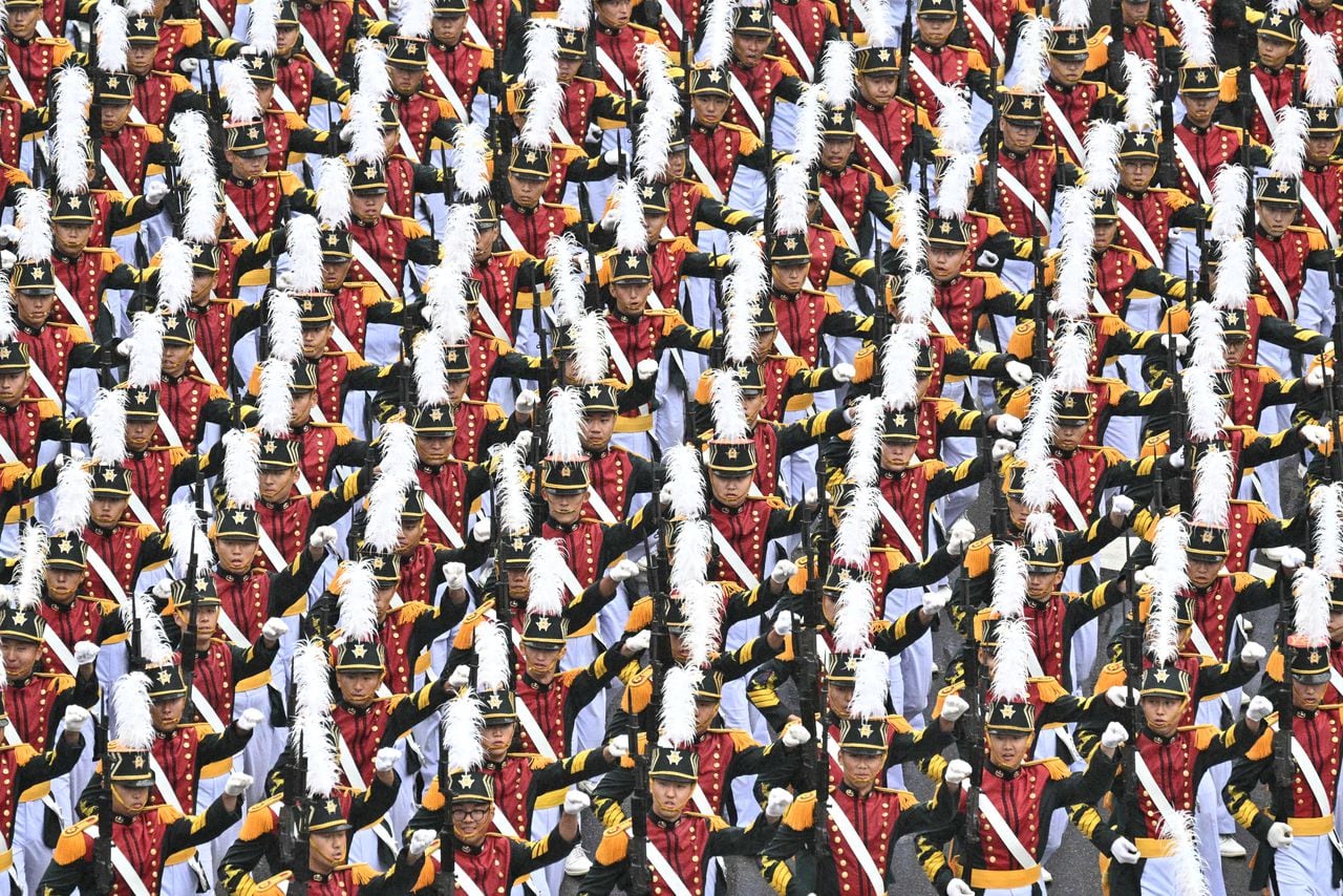 El personal de la Academia Militar de Corea participa en un desfile militar con apoyo de Estados Unidos.