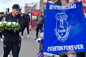 Jürgen Klopp y sus dirigidos rinden homenaje a hincha del Everton fallecido en remodelación del estadio de dicho club.
