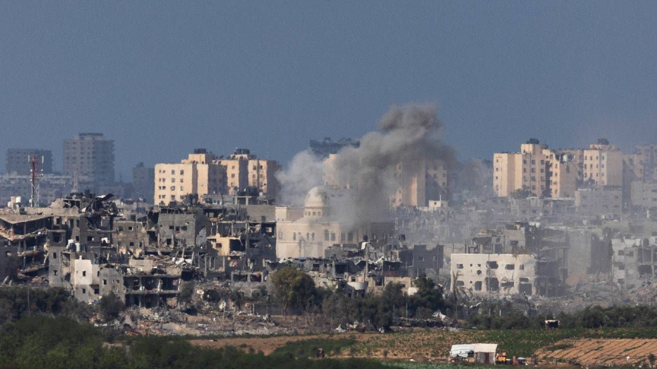 Imagen referencia de la Franja de Gaza durante bombardeo israelí, mientras siguen los combates contra militantes islamistas de Hamás.