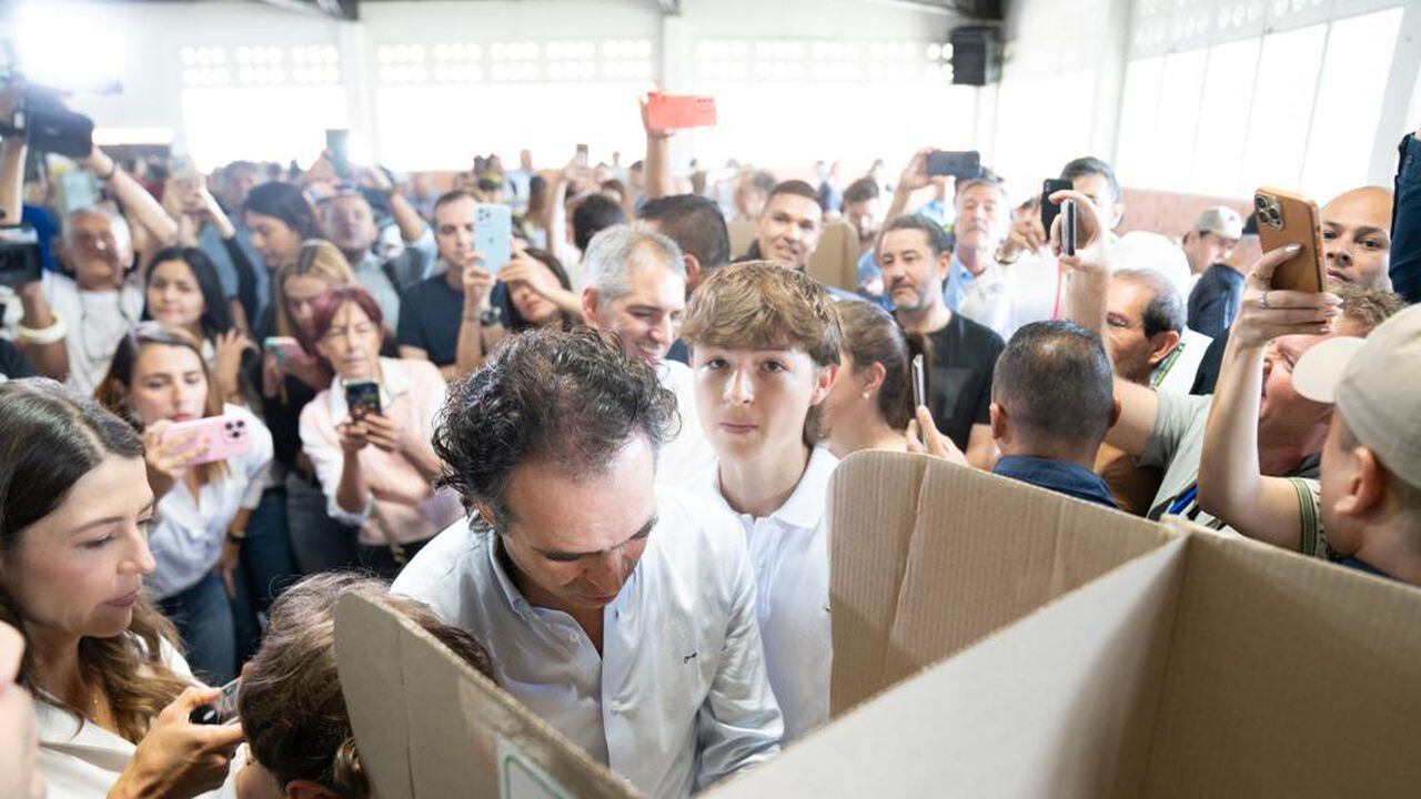 Federico Gutiérrez votando en Medellín.