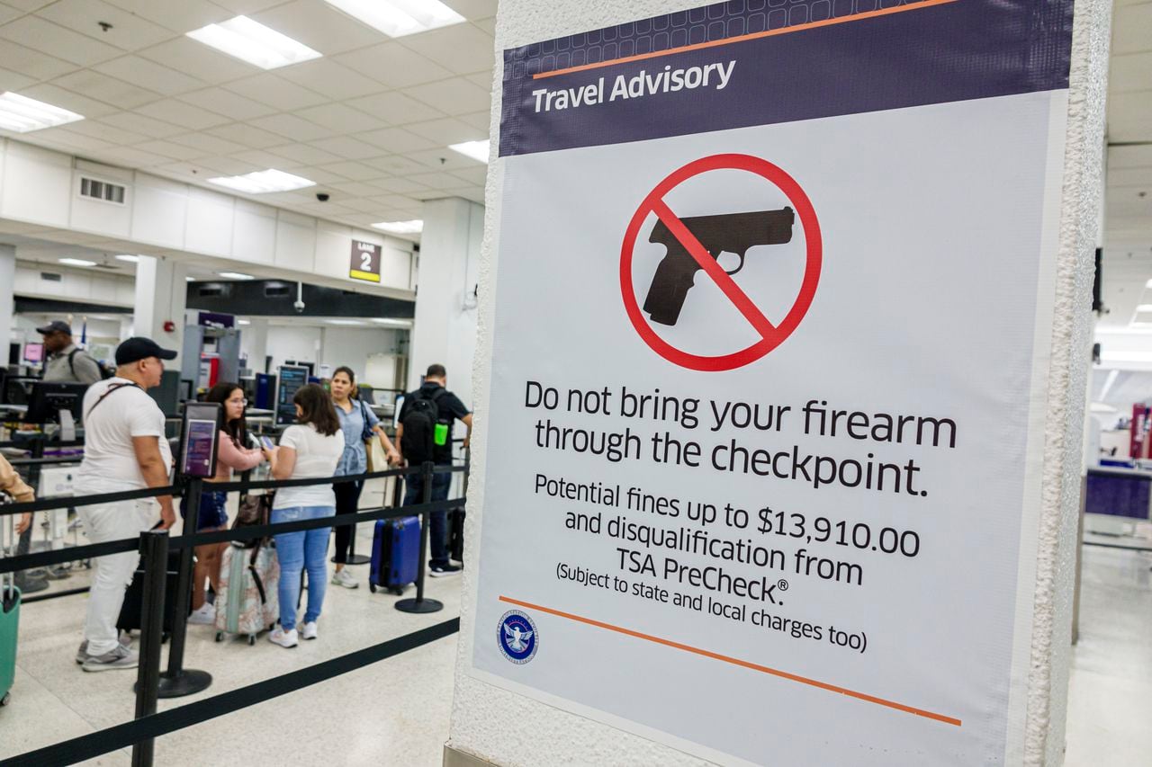 Miami, Florida, Aeropuerto Internacional de Miami, control de seguridad, no pasar arma de fuego por el puesto de control.