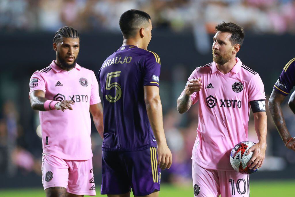 FORT LAUDERDALE, FLORIDA - AUGUST 02: Lionel Messi #10 and DeAndre Yedlin #2 of Inter Miami CF confront César Araújo #5 of Orlando City SC during the Leagues Cup 2023 Round of 32 match between Orlando City SC and Inter Miami CF at DRV PNK Stadium on August 02, 2023 in Fort Lauderdale, Florida. (Photo by Hector Vivas/Getty Images)
