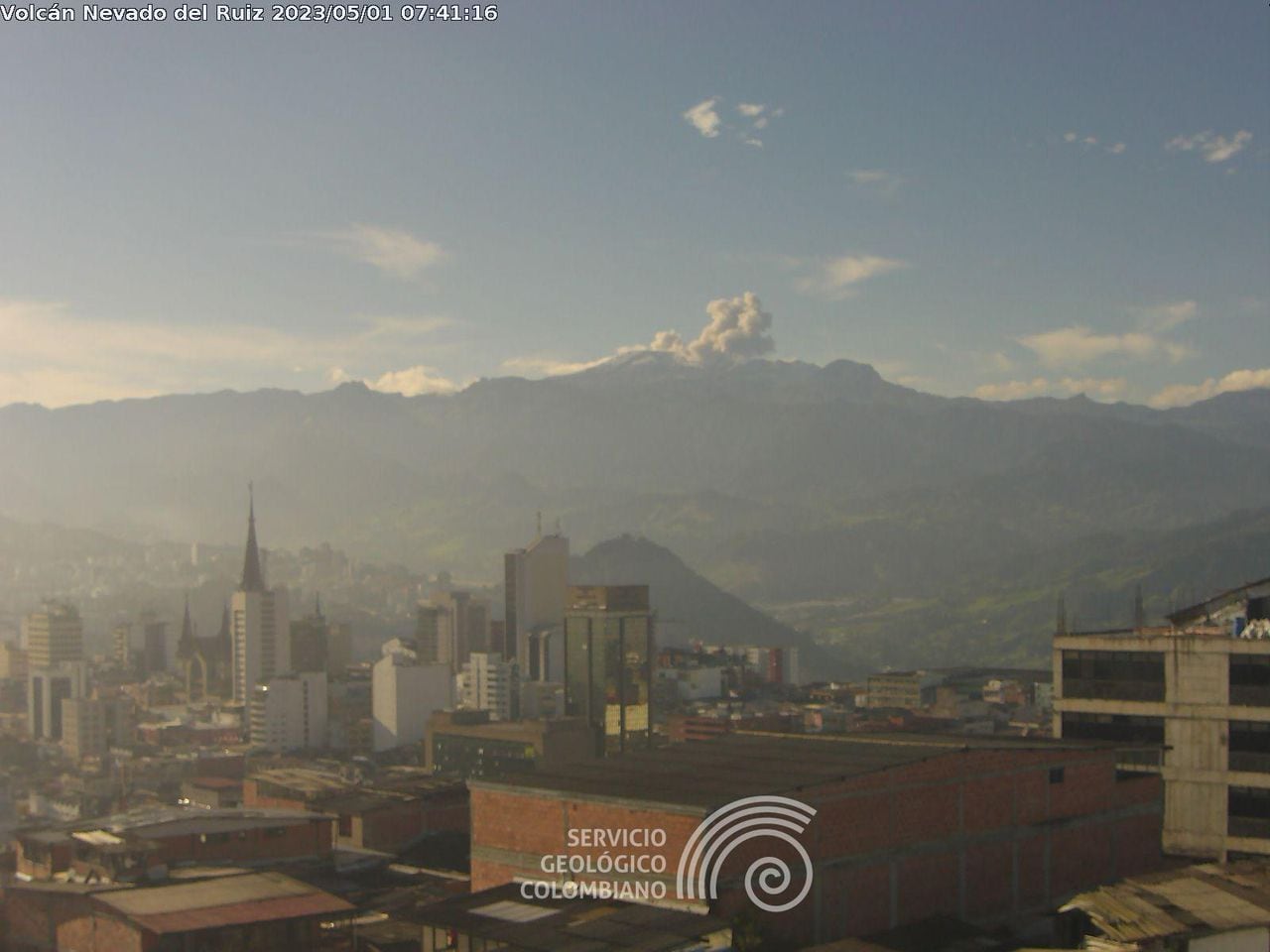 Con sismicidad y ceniza está el volcán Nevado del Ruiz este lunes festivo.