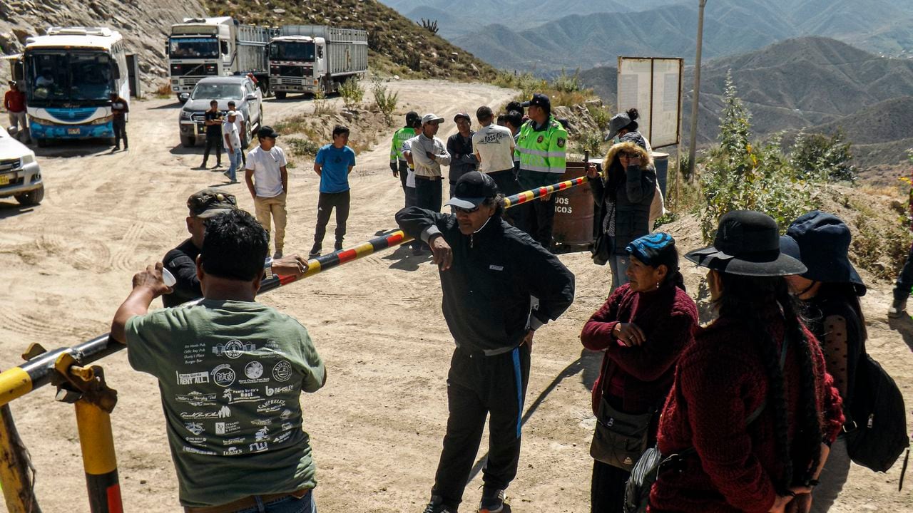 Familiares de mineros esperan en la entrada de la mina La Esperanza, donde murieron al menos 27 personas en el distrito de Yanaquihua de Arequipa, sur de Perú, el 7 de mayo de 2023.