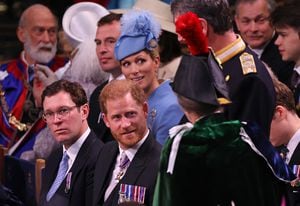 Príncipe Harry habla con su tía Ana. El Duque, sin su esposa, se sentó al lado de sus primos.