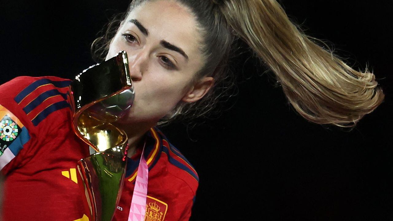 Soccer Football - FIFA Women's World Cup Australia and New Zealand 2023 - Final - Spain v England - Stadium Australia, Sydney, Australia - August 20, 2023 Spain's Olga Carmona celebrates with the trophy after winning the World Cup final REUTERS/Asanka Brendon Ratnayake