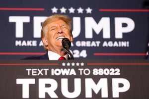 El expresidente de Estados Unidos y candidato presidencial republicano Donald Trump habla durante un mitin de campaña presidencial de 2024 en Dubuque, Iowa, Estados Unidos, el 20 de septiembre de 2023.