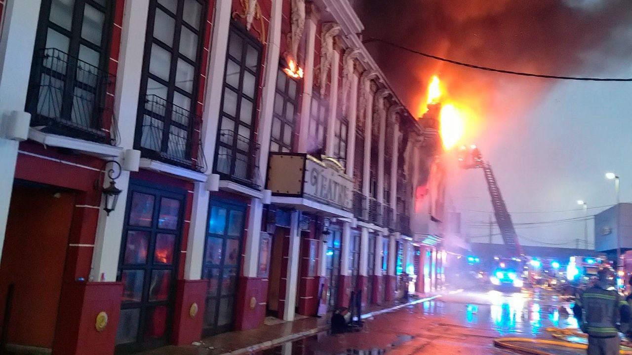 Así lucharon los bomberos para controlar el incendio en una discoteca de Murcia, España
