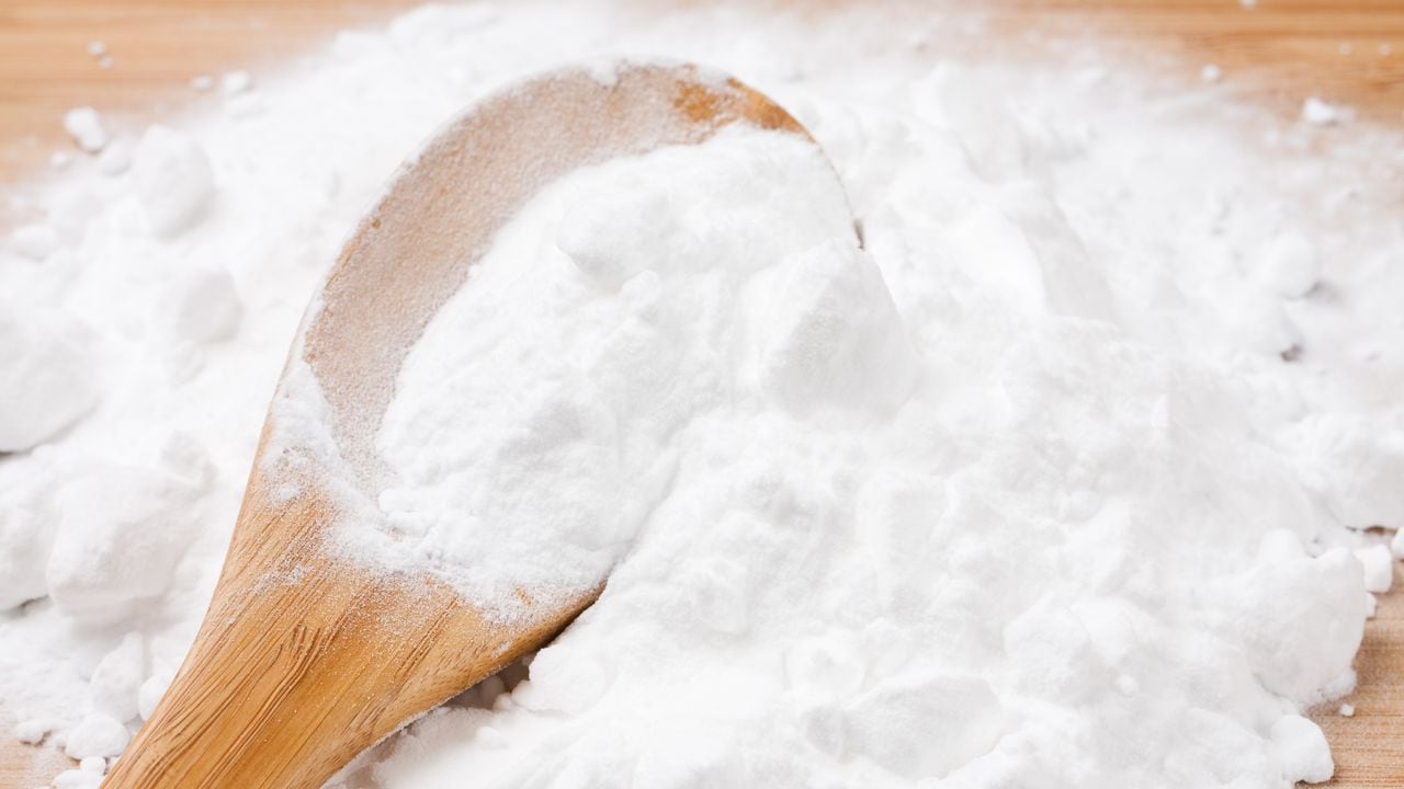 El bicarbonato es una excelente opción para quitar las manchas del desodorante en la ropa. Foto: Getty Images.