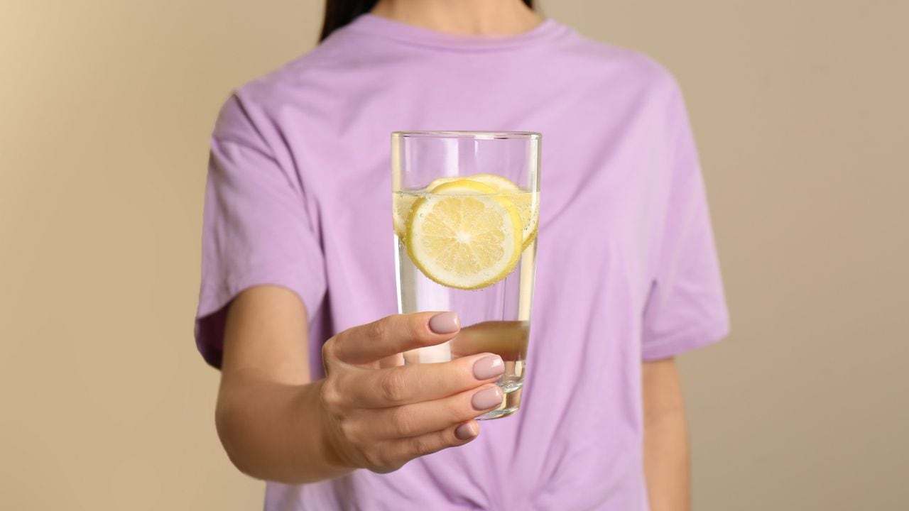 Beneficios del agua con limón para la salud.